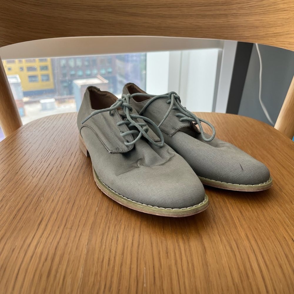 BDG Women’s Textured Light Gray Oxfords